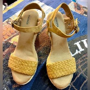 Pretty Tan Sonoma Sandals